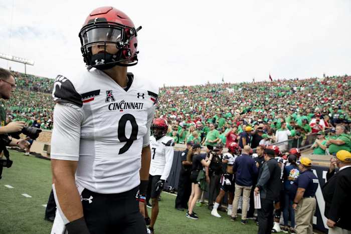 Cincinnati Bearcats quarterback Desmond Ridder (9) walks onto the field before the NCAA football game between the Cincinnati Bearcats and the Notre Dame Fighting Irish on Saturday, Oct. 2, 2021, at Notre Dame Stadium in South Bend, Ind. Cincinnati Bearcats At Notre Dame Fighting Irish 208